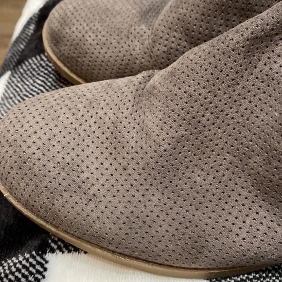 Universal Thread Booties - Picture 3 of 8